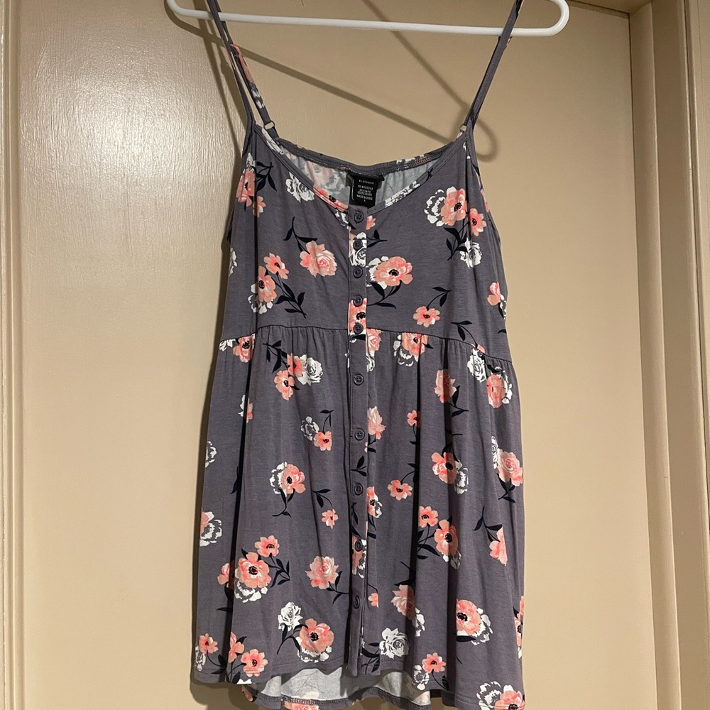 Size 1 torrids spaghetti strap tank with buttons down the front grey with floral